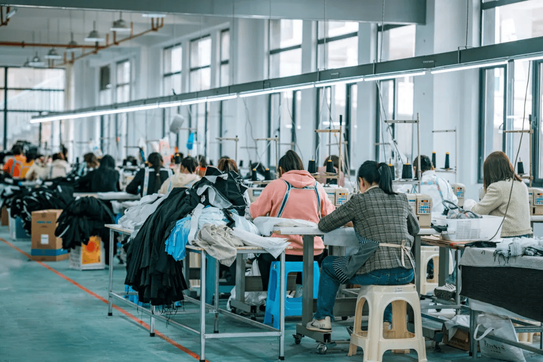 急招900多人！昭通鎮(zhèn)雄紡織服裝產(chǎn)業(yè)園正式投產(chǎn)，帶動(dòng)日用品銷售新機(jī)遇