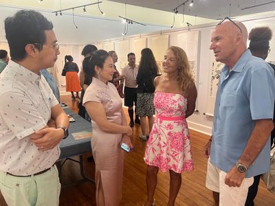 百慕大群島首個中國畫展亮相 翟優、樊蕾伉儷“家園”作品引國際關注